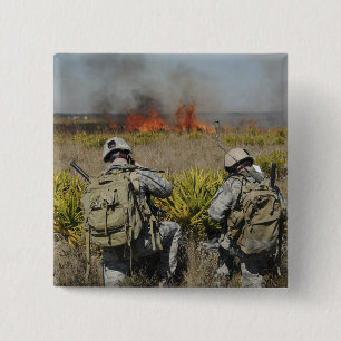 Soldater ringer in information knapp