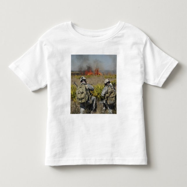 Soldater ringer in information tee (Framsida)