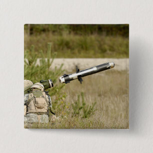 soldater som avfyrar en Javelin FGM-148 Knapp