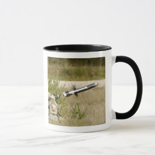 soldater som avfyrar en Javelin FGM-148 Mugg