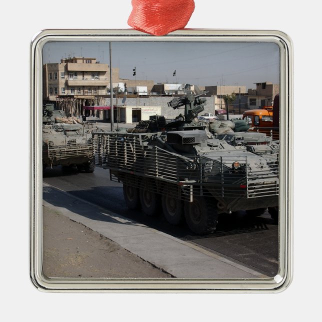 soldater som patrullerar julgransprydnad metall (Framsidan)