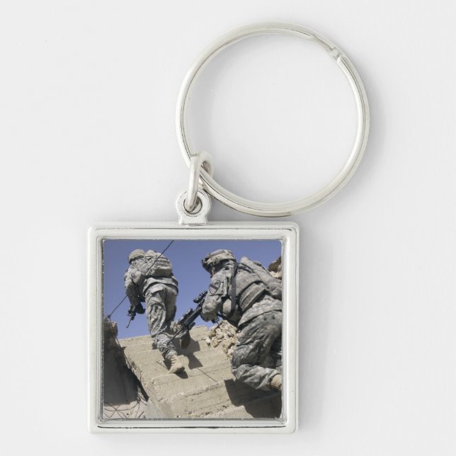 Soldater som rinner upp i trappor av ett byggande fyrkantig silverfärgad nyckelring (Framsidan)