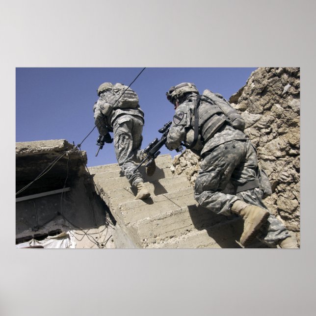 Soldater som rinner upp i trappor av ett byggande poster (Framsidan)