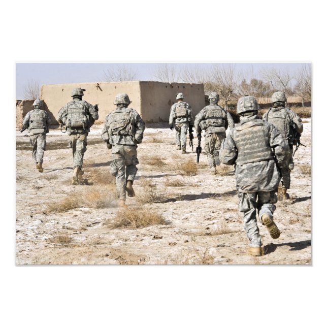 soldater svarar på en liten attack från armen fototryck (Framsidan)