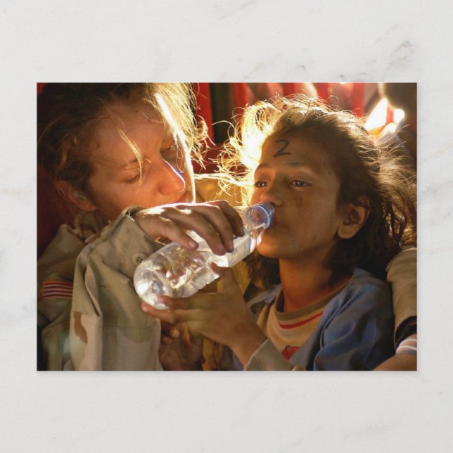 Soldier Helping a Refugee Child Vykort (Framsida)