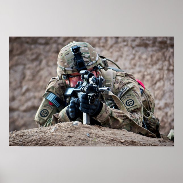 Soldier Pulls Security i Afghanistan Poster (Framsidan)