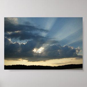 Solen rays kommande till och med clouldsna poster