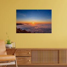 Solen sticker upp ovanför molnen på morgonen poster