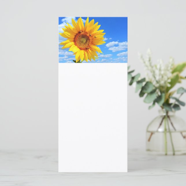 Solfjäril och bin på blå himmel Meny sommar (Stående Fram)