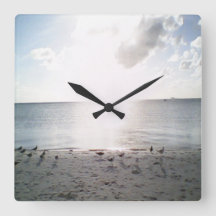 Solglans vid strandens torgets väggklocka