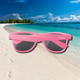 Solglasögon i fast färg-rosa med monogrammet