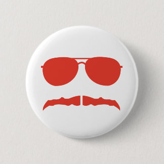 solglasögon och 'stache knapp