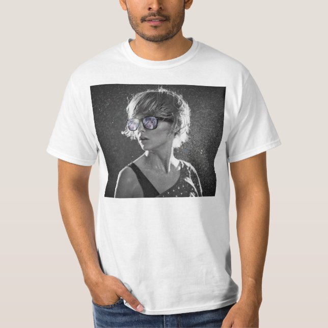 Solglasögon på en regnig dag t-shirt (Framsida)