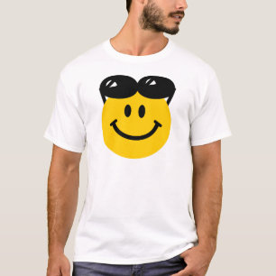Solglasögon perched överst av head ansikte t-shirt