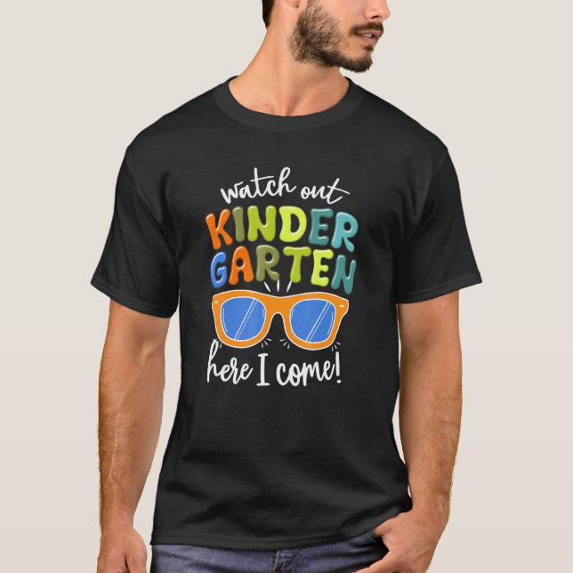 Solglasögon vaktar ut Kindergarten här i Komen T Shirt (Framsida)