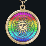 Solguden på färger av solen guldpläterat halsband<br><div class="desc">Solgud på designat färgrikt (färger av solen) strålpunktmönster. Solguden (sol- gud) var ansedd en underbar resande lärare och styr (som solen reser över himmlen) såväl som "långt, sanningen och det ljust, redeemeren, frälsaren, messiahen". Han utförde mirakel och identifierades med både det lejont och lamben (Leo, vädur). Han hade hans främsta...</div>