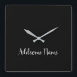 Solid Färg Basic Black Modern Snyggt Fyrkantig Klocka<br><div class="desc">Baspillor. Anpassningsbarnas malldesign. Anpassa med din egen namn,  en underbar gåva till vem som helst,  inklusive dig själv.</div>
