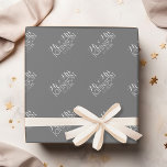 Solid Färg Charcol - Mr & Mrs Wedding Favors Presentpapper<br><div class="desc">Ett djärvt färg med chic typsnitt gör biet i påstående till en mottagningsförmån. Objekt är enklare att anpassa när du ersätter all text och alla foton först. Om teckningen fortfarande behöver justeras klickar du på knappen Anpassa den här. Detta kommer att föra dig till ett designområde där du kan flytta...</div>