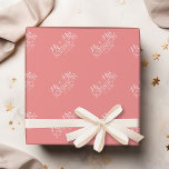 Solid Färg Coral Peach - Mr & Mrs Wedding Favors Presentpapper<br><div class="desc">Ett vackert färg med chic typsnitt gör biet i påstående till en mottagningsförmån. Det skulle vara perfekt för mottagningar och jubileum för party. Objekt är enklare att anpassa när du ersätter all text och alla foton först. Om teckningen fortfarande behöver justeras klickar du på knappen Anpassa den här. Detta kommer...</div>