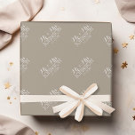 Solid Färg Linen Beige - Mr & Mrs Wedding Favors Presentpapper<br><div class="desc">Ett vackert färg med chic typsnitt gör biet i påstående till en mottagningsförmån. Det skulle vara perfekt för mottagningar och jubileum för party. Objekt är enklare att anpassa när du ersätter all text och alla foton först. Om teckningen fortfarande behöver justeras klickar du på knappen Anpassa den här. Detta kommer...</div>
