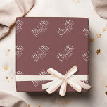 Solid Färg Marsala - herr och fru Wedding Favors Presentpapper<br><div class="desc">Ett djärvt färg med chic typsnitt gör biet i påstående till en mottagningsförmån. Objekt är enklare att anpassa när du ersätter all text och alla foton först. Om teckningen fortfarande behöver justeras klickar du på knappen Anpassa den här. Detta kommer att föra dig till ett designområde där du kan flytta...</div>