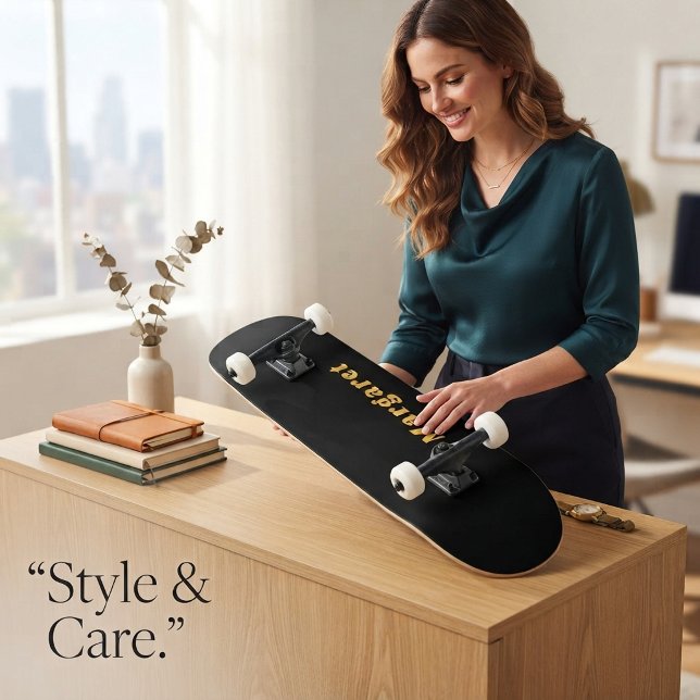 Solid svart skateboard med ditt namn i stil (Solid Black Skateboard with Your Name in Style)