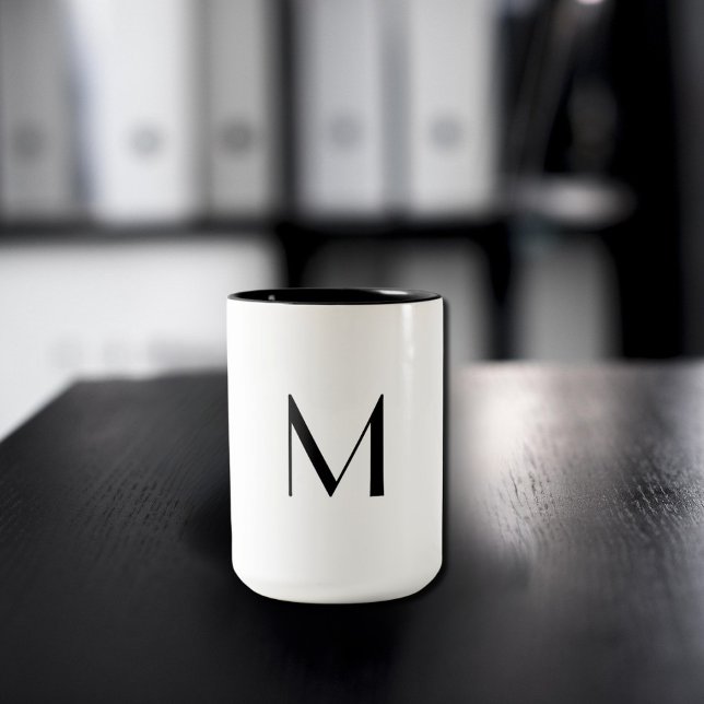 solid vit - lägg till svart monogram Två-Tonad mugg (Skapare uppladdad)