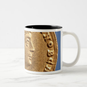 Solidus av Constantine II cuirassed Caesar Två-Tonad Mugg