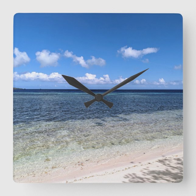 Solig indonesisk strand med havsutsikt Foto Fyrkantig Klocka (Framsida)