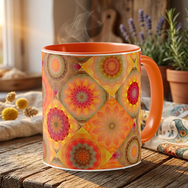 Solig kopp med blommigt mönsterdesign (Mug with an abstract floral art pattern in quilt or patchwork style in warm sunny colors.)