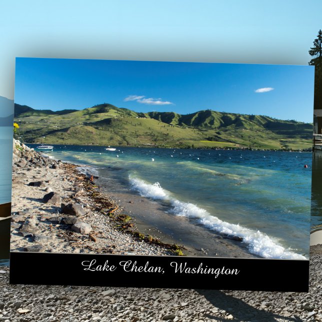 Solig Lake Chelan Beach Scenic Washington State Vykort (Sunny Lake Chelan beach with waves, sand, and Cascade hills - a peaceful Washington escape.)