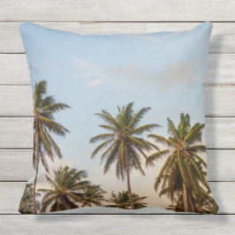 Solig paradissolnedgång med handflatanvintage utomhuskudde