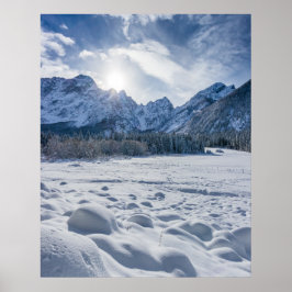 Solig vinterdag vid snöig frusen sjö Fusine Poster