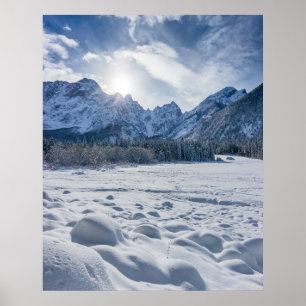 Solig vinterdag vid snöig frusen sjö Fusine Poster