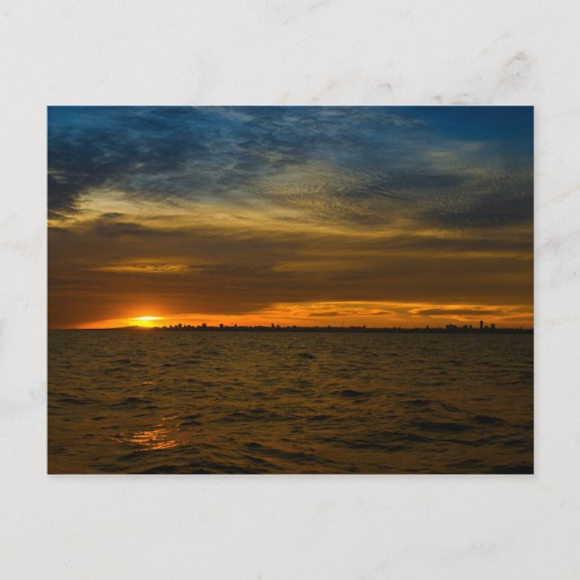 Solinställningen besegrar bak staden vykort (Framsida)