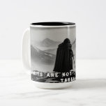 Solitary Warrior Mugg - Black & White Fantasy<br><div class="desc">Börja din dag med legendariska krafter! Keramisk mugg av hög kvalitet med ensam krigare på snöberget. Dramatisk svart och vit konst tillför en aning mysterium och inspiration till ditt morgonkaffe- eller kvällsteé. Perfektens gåva till fläkt av fantasi,  spel och äventyr.</div>