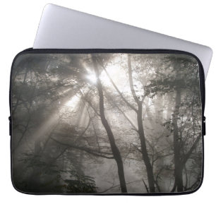 Solljus genom Träd Mörk Woodland Laptop Fodral