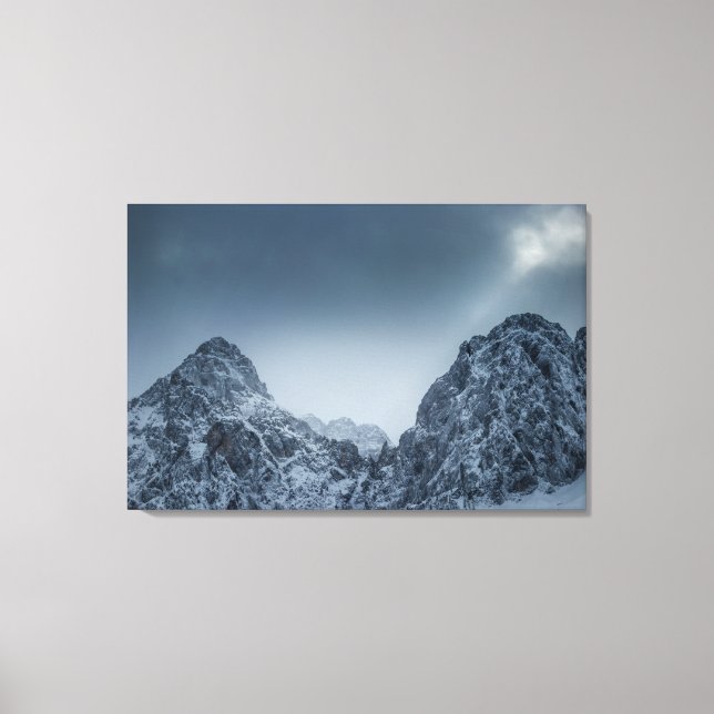 Solljus och mörk moln över snöberg canvastryck (Framsida)