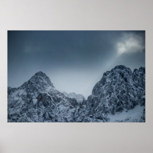 Solljus och mörk moln över snöberg poster