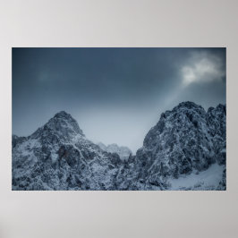 Solljus och mörka moln över snöiga berg poster