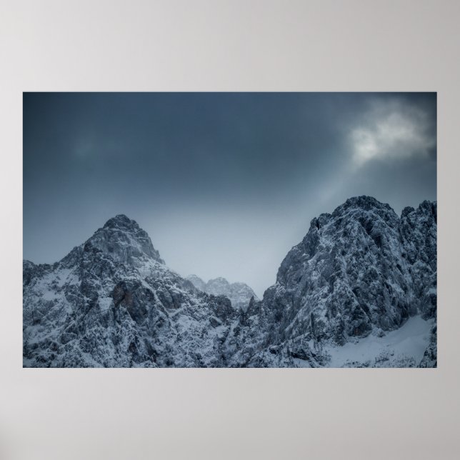 Solljus och mörka moln över snöiga berg poster (Framsidan)