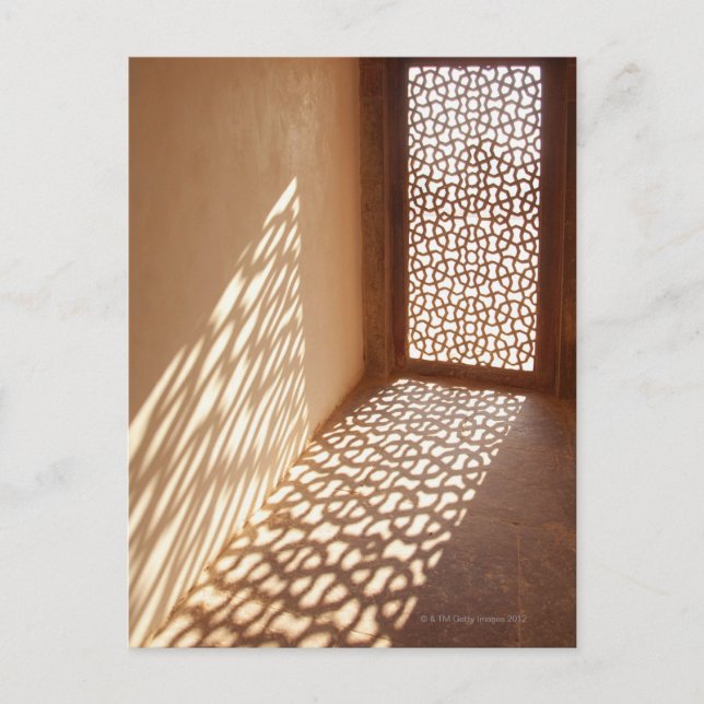 Solljus som kommer genom dekorativt fönster vykort (Framsida)