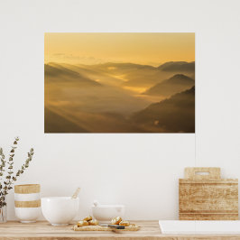 Solljus som skiner på morgondimma poster