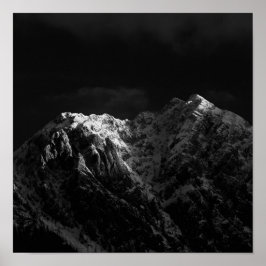 Solljus som slår mot bergen svart och vitt poster