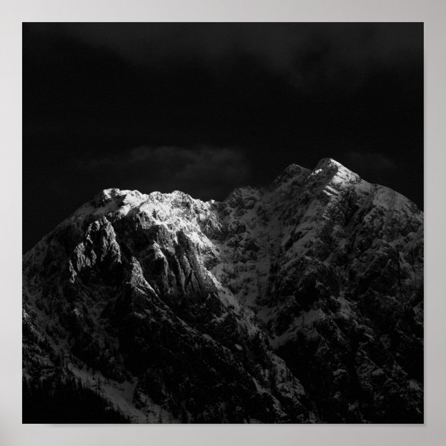 Solljus som slår mot bergen svart och vitt poster (Framsidan)