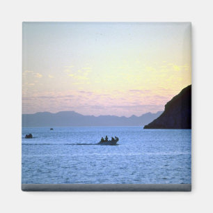 Solnedgång afterglow, litet fartyg på havet av magnet