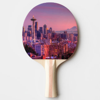 Solnedgång bak Seattle horisont från den Kerry Pingisracket
