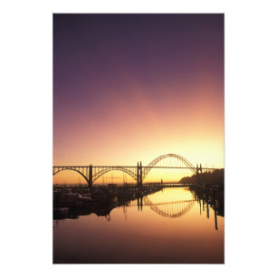 Solnedgång bakom Newport Bridge, Oregon Fototryck