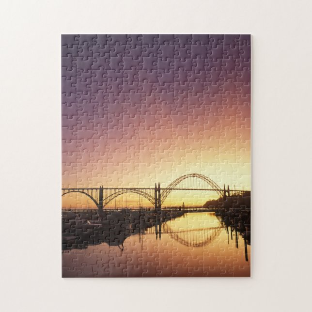Solnedgång bakom Newport Bridge, Oregon Pussel (Vertikal)