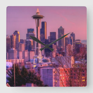 Solnedgång bakom Seattskyline från Kerry Park. Fyrkantig Klocka